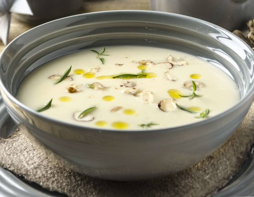 Pastinaken-Erdäpfelcremesuppe mit geschmorten Birnen Pastinaken-Erdäpfelcremesuppe mit geschmorten Birnen