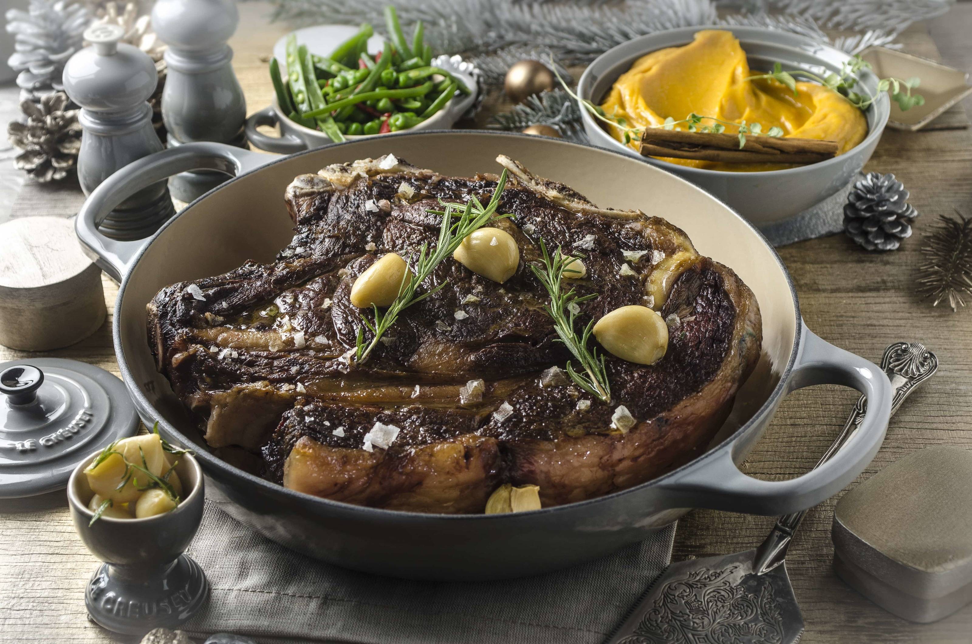 Prime Rib mit Süßkartoffelpüree, Fisolen und Erbsen