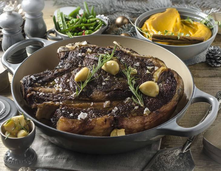 Prime Rib mit Süßkartoffelpüree, Fisolen und Erbsen