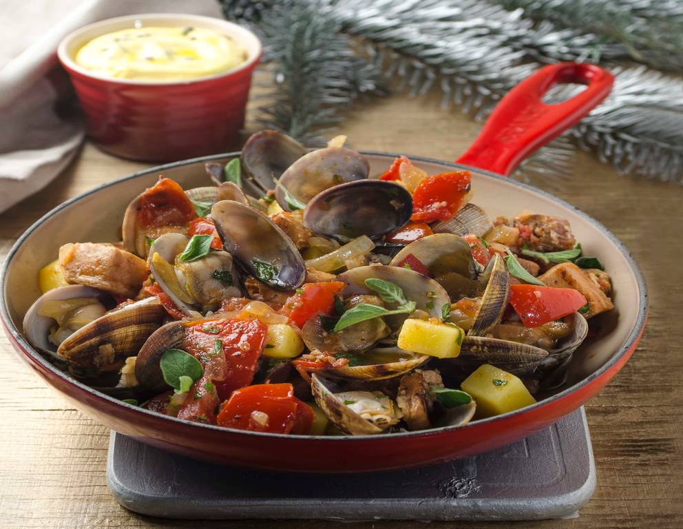 Vongole-Schweinefleisch-Eintopf mit Lavendel-Aioli Vongole-Schweinefleisch-Eintopf mit Lavendel-Aioli