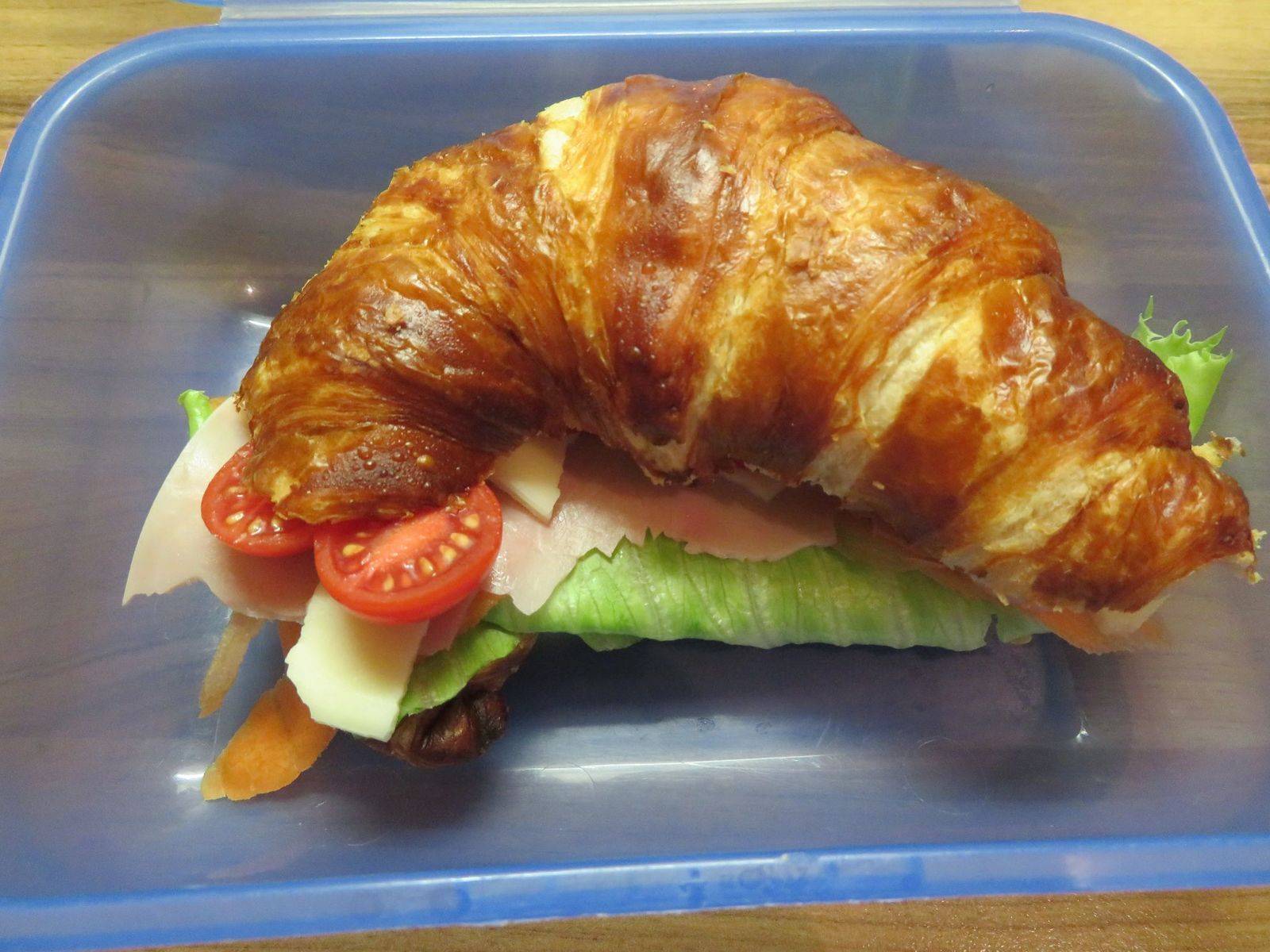 Pikant gefülltes Laugencroissant