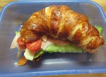 Pikant gefülltes Laugencroissant Pikant gefülltes Laugencroissant