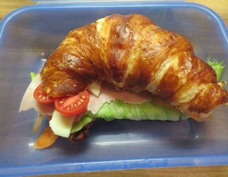 Pikant gefülltes Laugencroissant Pikant gefülltes Laugencroissant