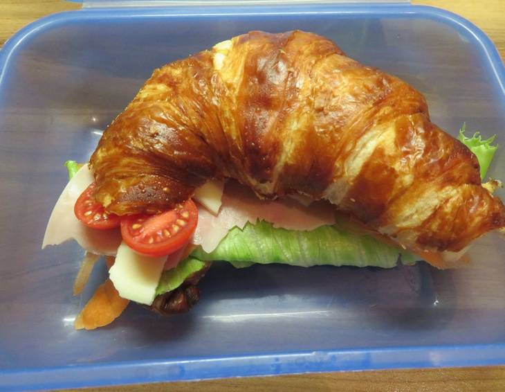 Pikant gefülltes Laugencroissant