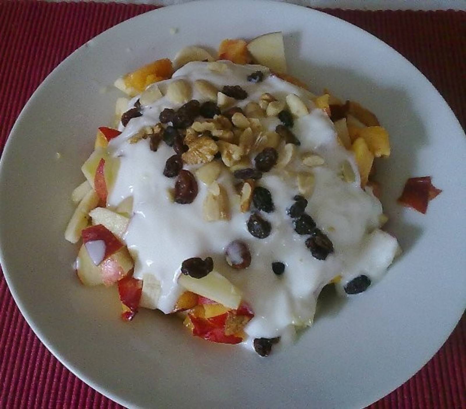 Obstsalat mit Magerjoghurt und Studentenfutter