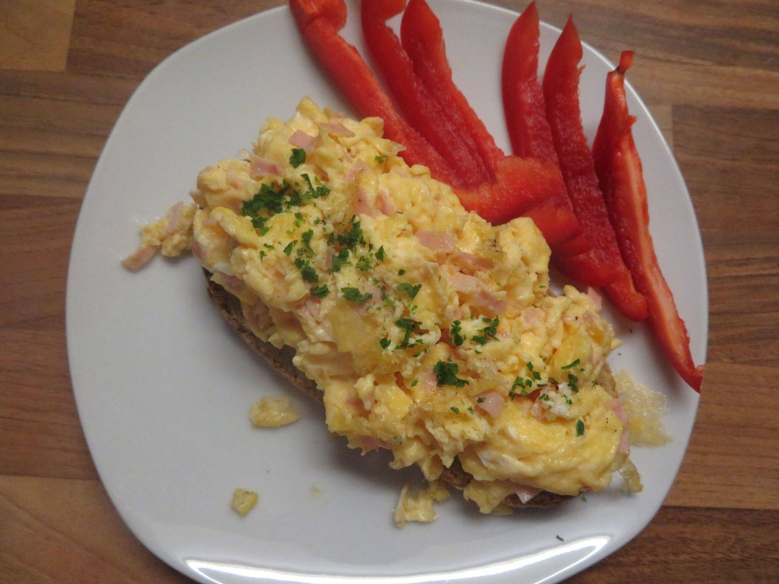 Eierspeisbrot mit Schinken und Käse