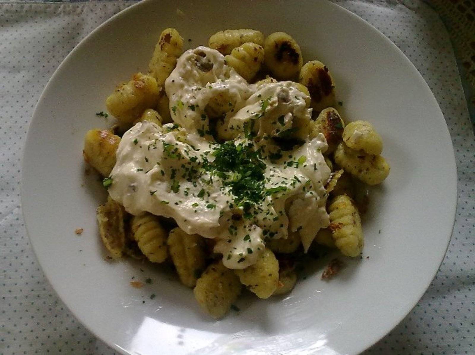 Bratgnocchi mit mediterranen Kräutern und Frischkäsecreme