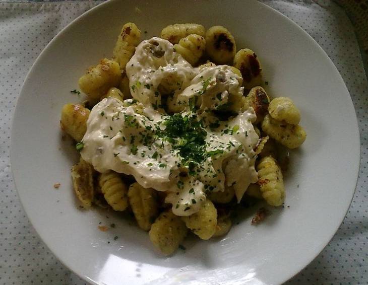 Bratgnocchi mit mediterranen Kräutern und Frischkäsecreme Bratgnocchi mit mediterranen Kräutern und Frischkäsecreme