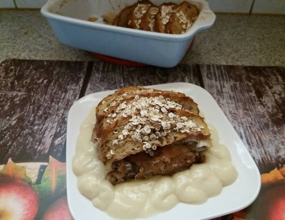 Müsliweckerl-Scheiterhaufen mit Birnen und Weintrauben Müsliweckerl-Scheiterhaufen mit Birnen und Weintrauben