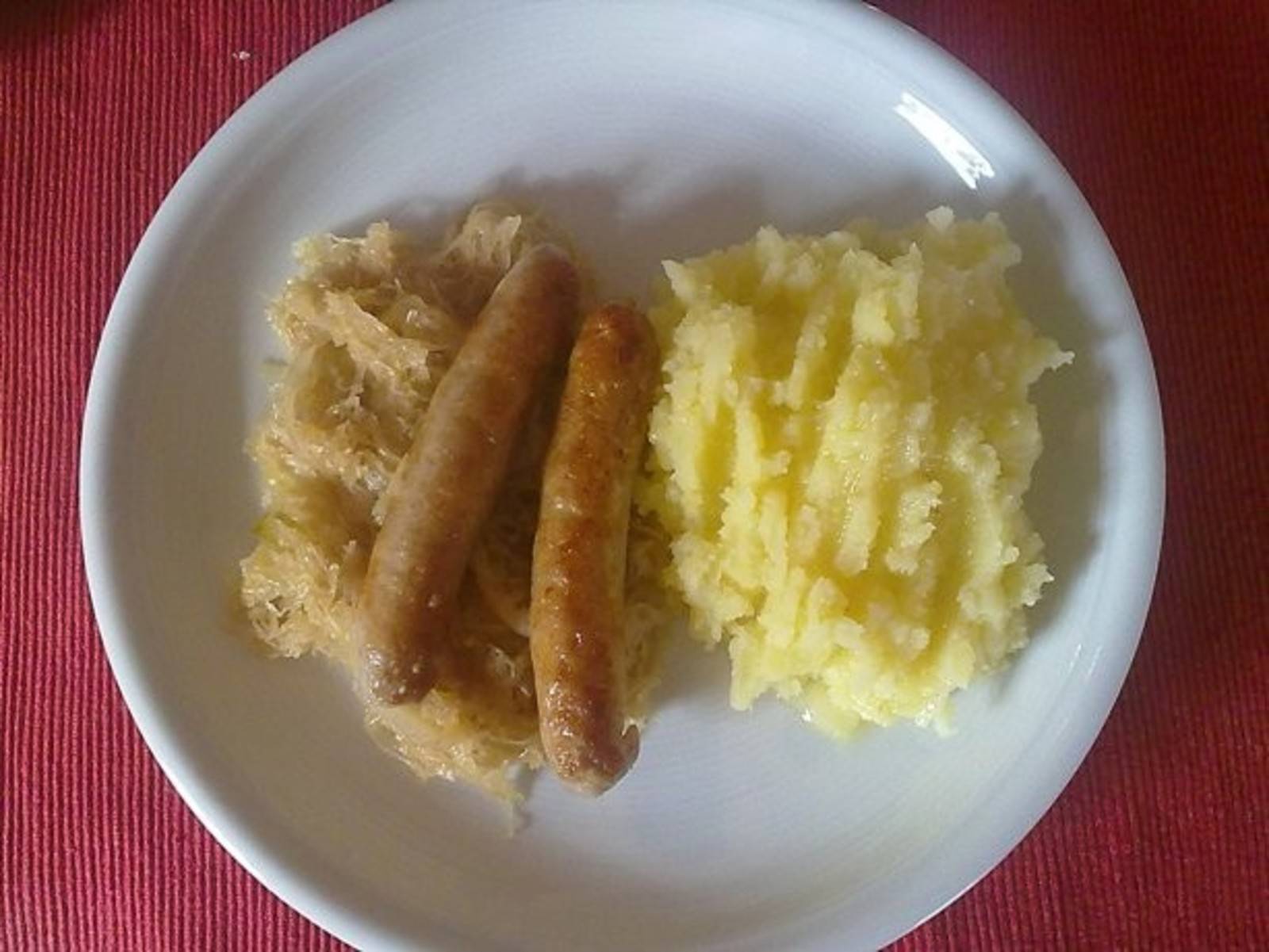 Geflügelbratwurst auf Sauerkraut