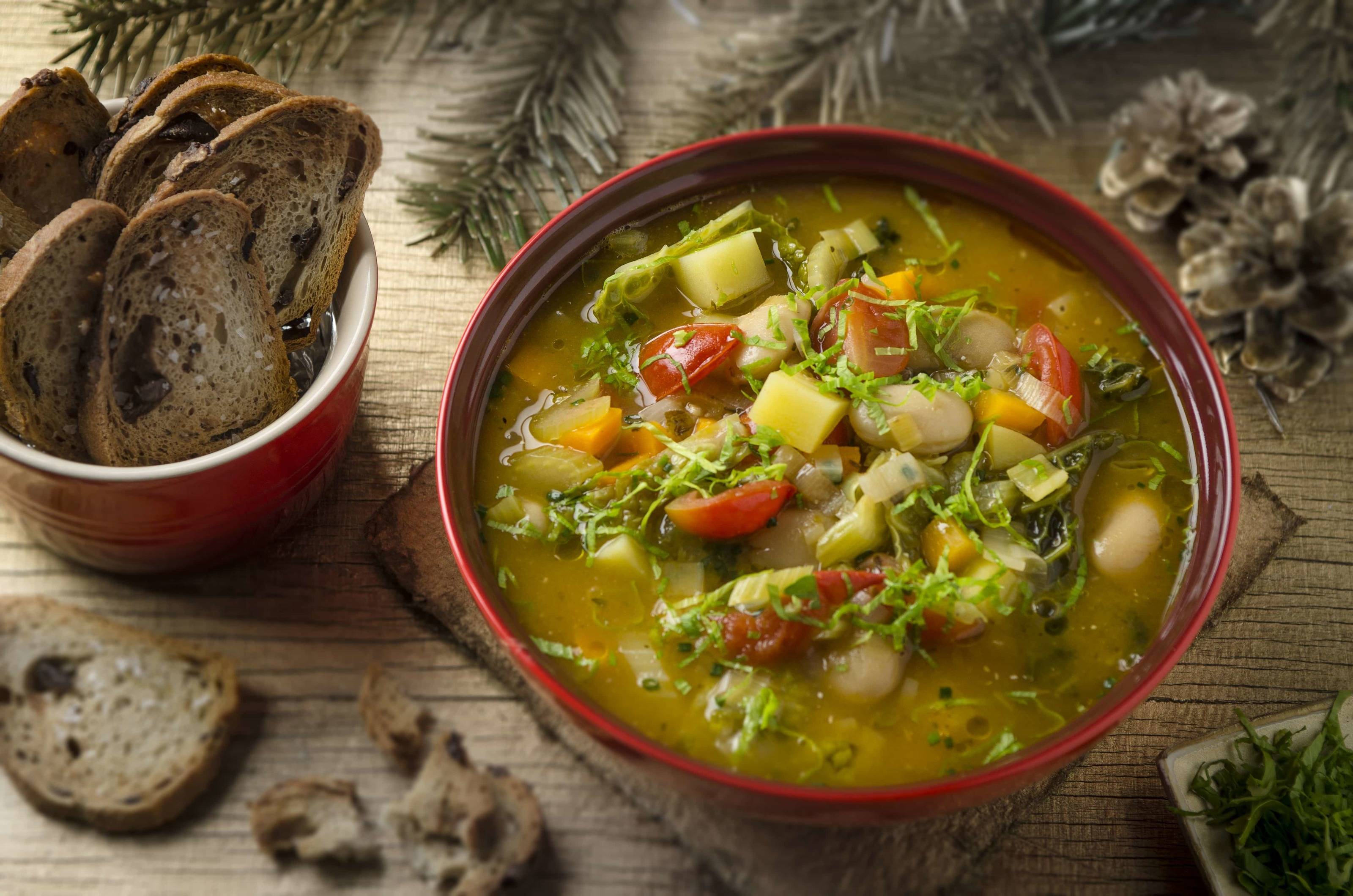 Wurzelgemüsesuppe mit Olivenbrotchips