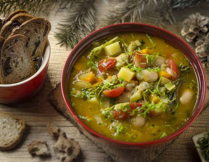 Wurzelgemüsesuppe mit Olivenbrotchips