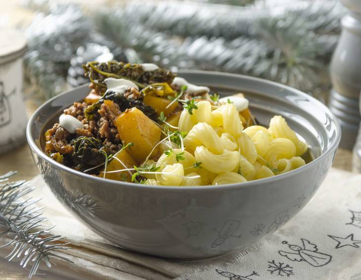 Winterbowl mit Lamm, Kohl und Hörnchen Winterbowl mit Lamm, Kohl und Hörnchen