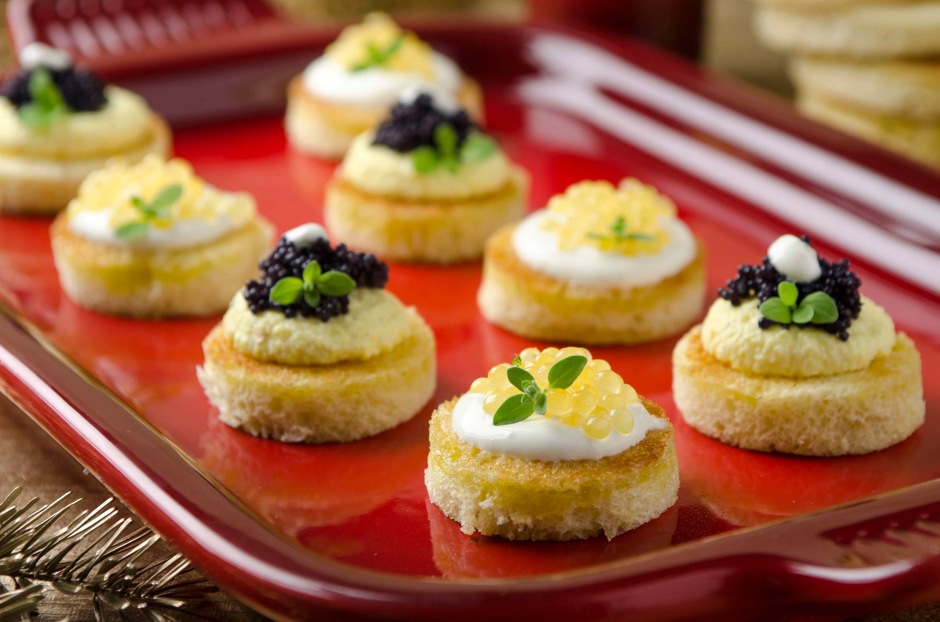 Zweierlei Kaviar mit Eiercreme auf knuspriger Brioche Rezept