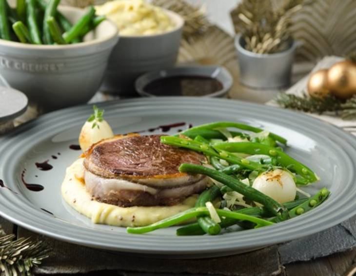 Straußensteak mit Senfpüree, Fisolen und Portweinschalotten