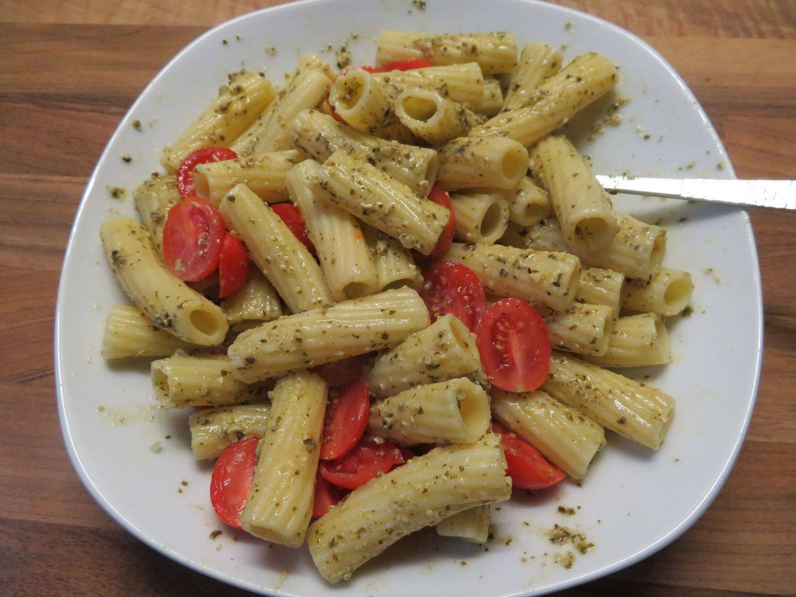 Pasta mit Hanfpesto und Cocktailtomaten