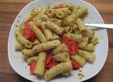 Pasta mit Hanfpesto und Cocktailtomaten Pasta mit Hanfpesto und Cocktailtomaten