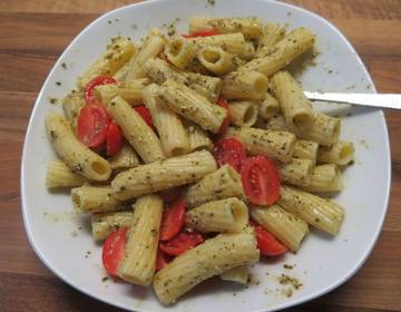 Pasta mit Hanfpesto und Cocktailtomaten Pasta mit Hanfpesto und Cocktailtomaten
