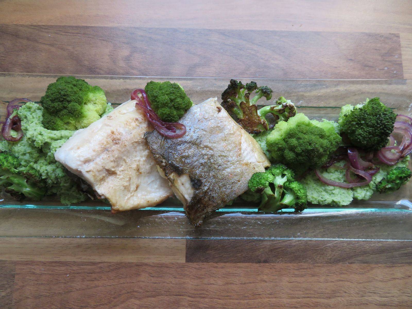 Saiblingsfilet mit dreierlei Brokkoli und rotem Zwiebel