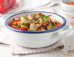 Leberkäse-Salat mit Cornichons und Perlzwiebel