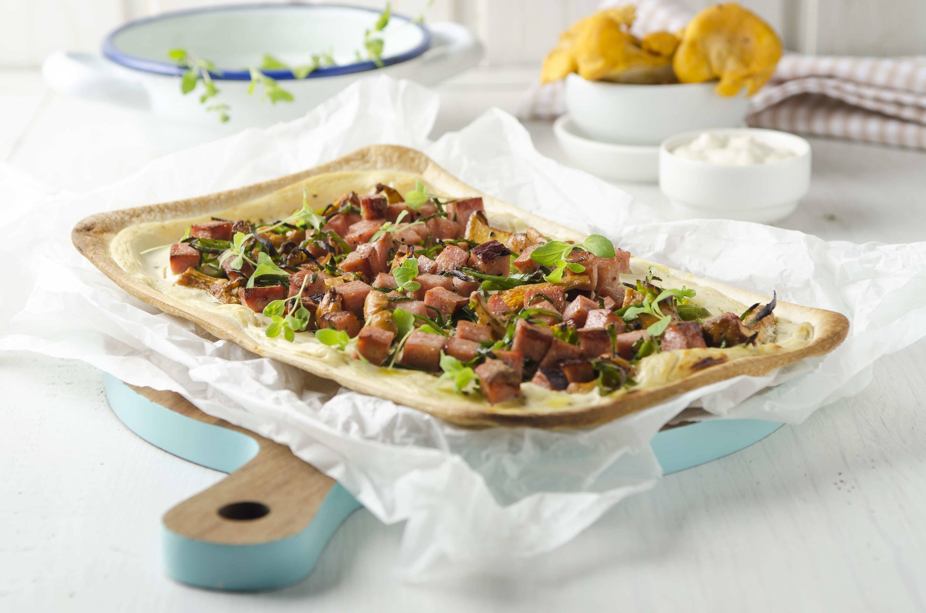 Flammkuchen mit Leberkäse