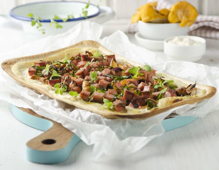 Flammkuchen mit Leberkäse, Lauch und Eierschwammerl