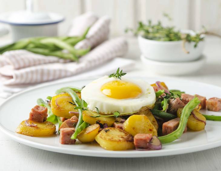 Kartoffel-Leberkäs-Pfanne mit Fisolen und Spiegelei