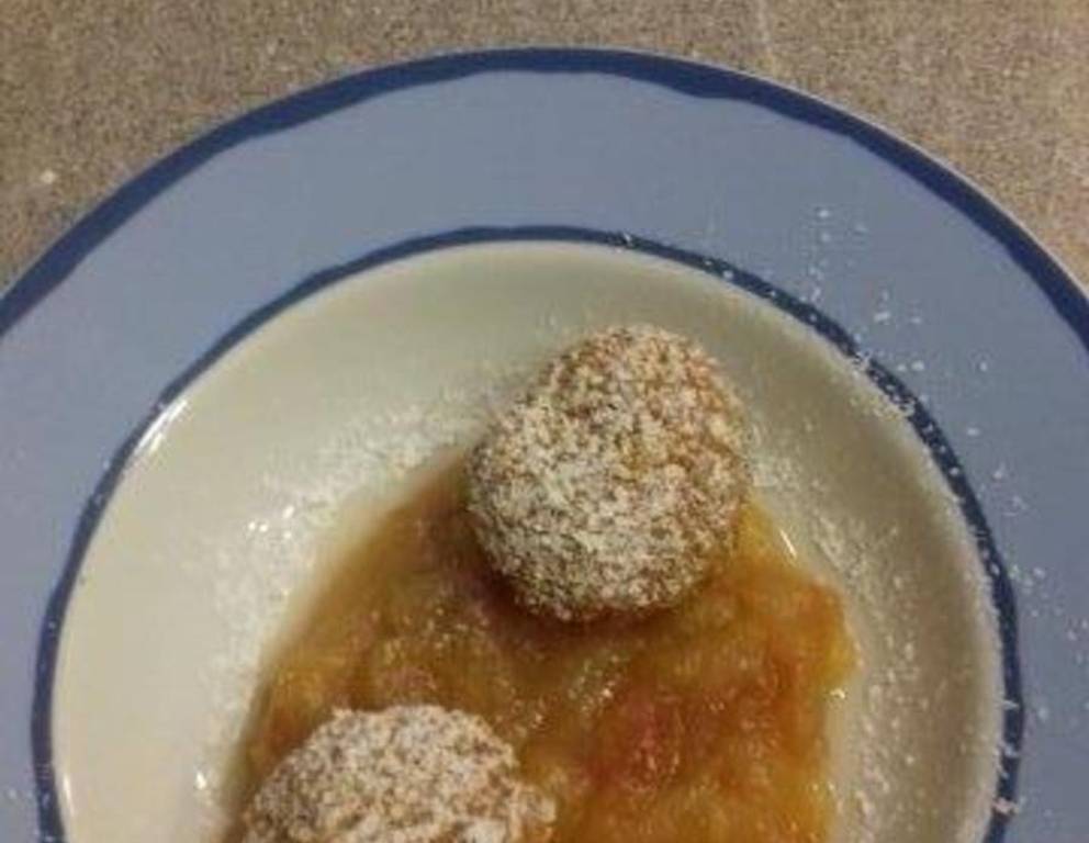 Topfenknödel mit Apfelmus Topfenknödel mit Apfelmus