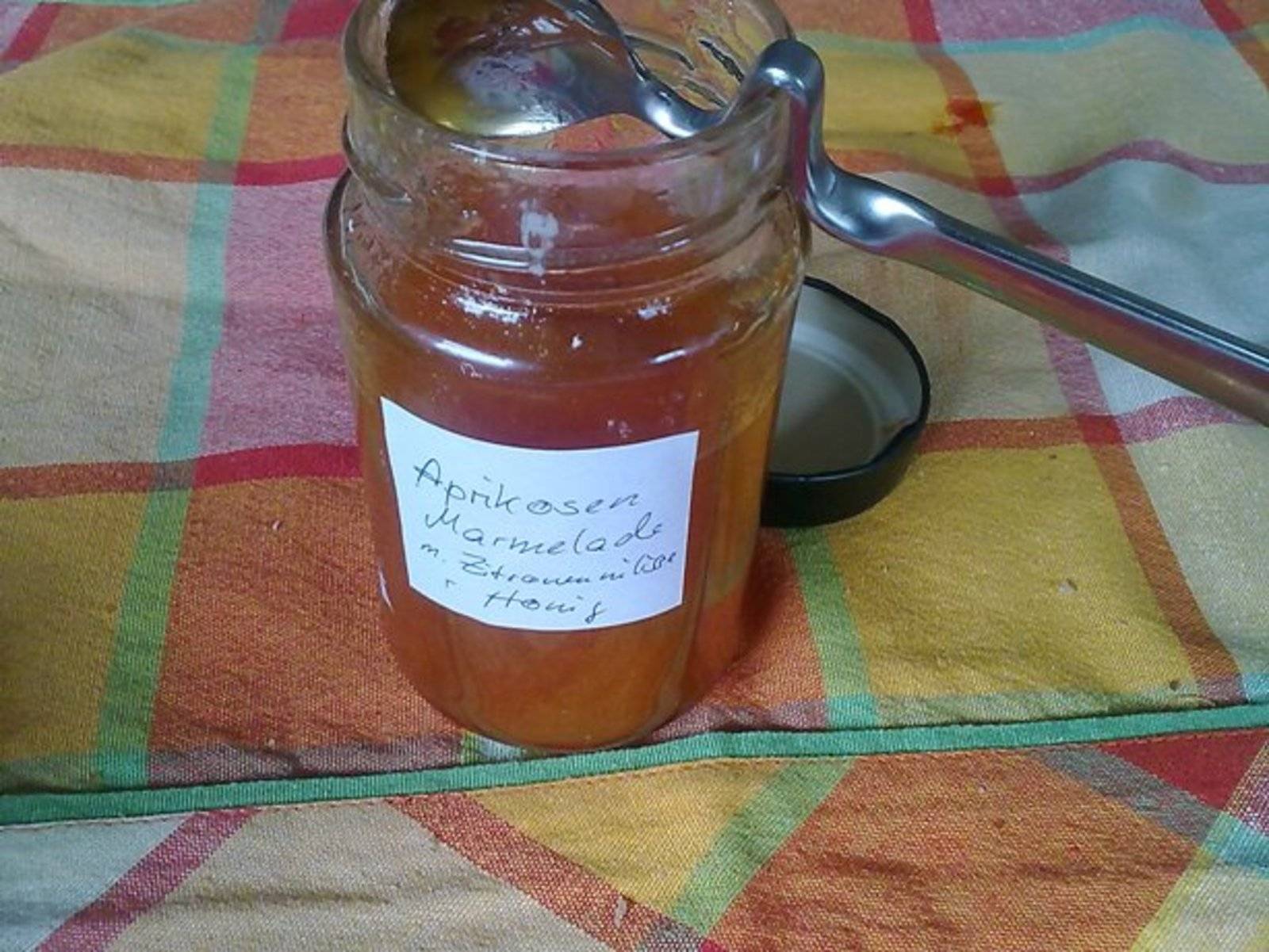 Marillenmarmelade mit Zitronenmelisse und Honig