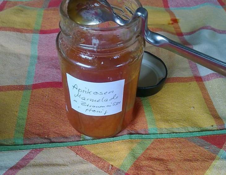 Marillenmarmelade mit Zitronenmelisse und Honig Marillenmarmelade mit Zitronenmelisse und Honig