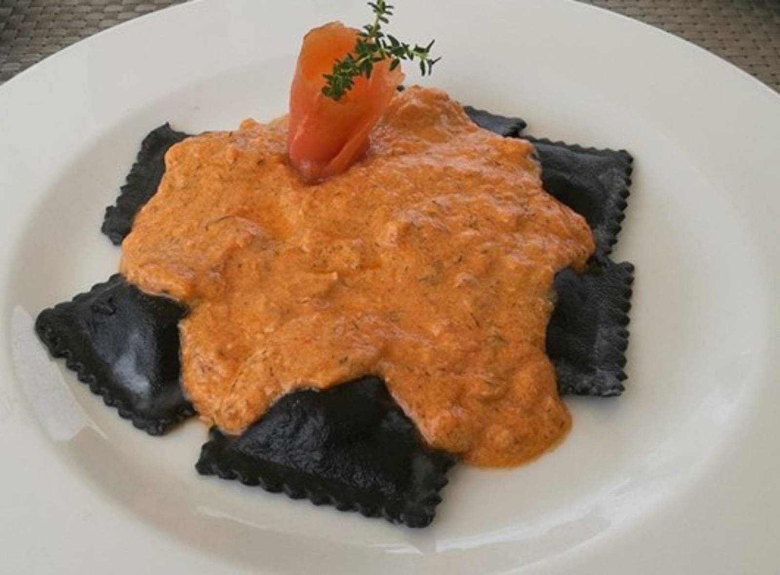 Schwarze Ravioli mit Languste gefüllt