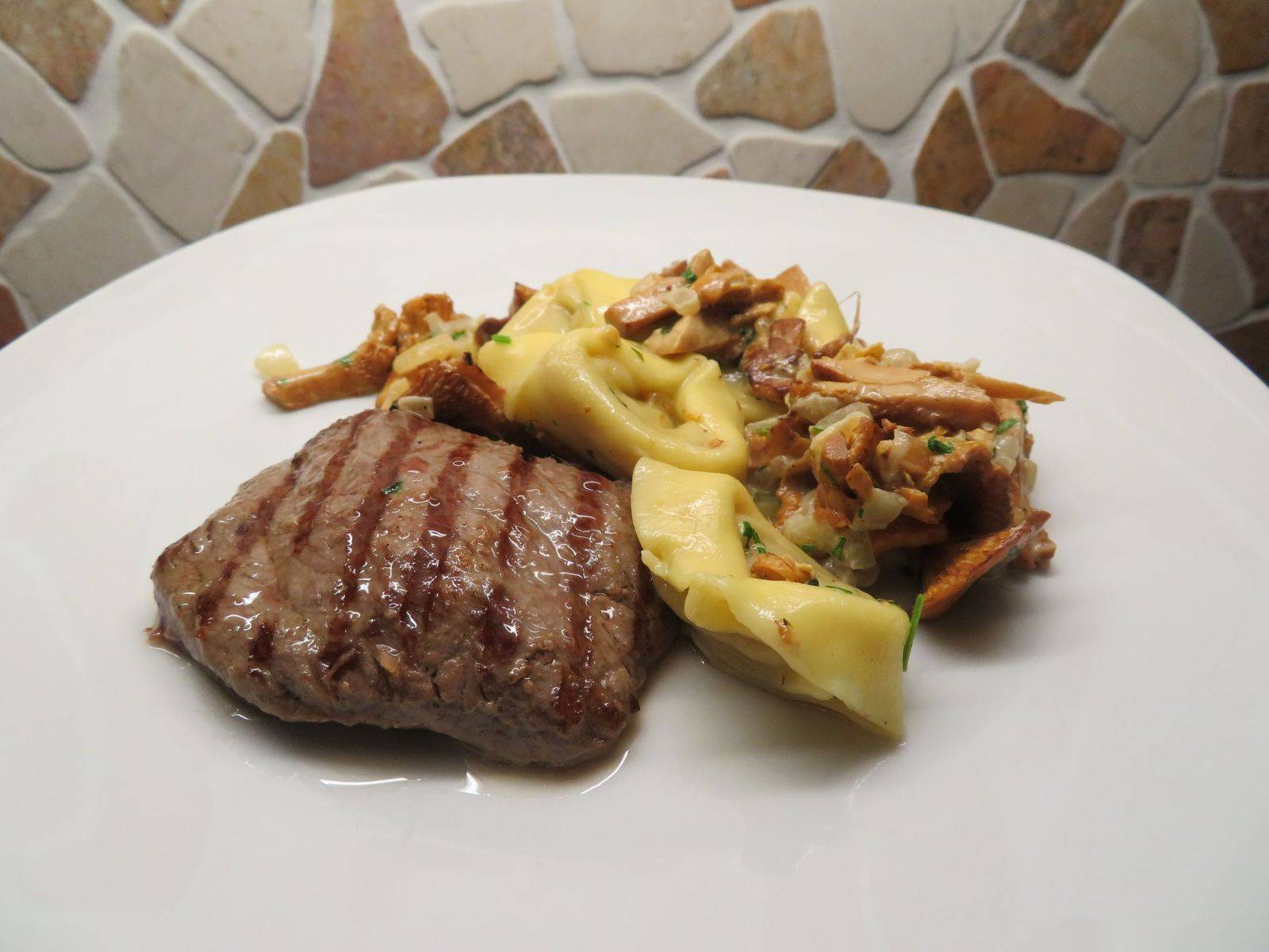 Minutensteaks mit Eierschwammerl-Tortelloni