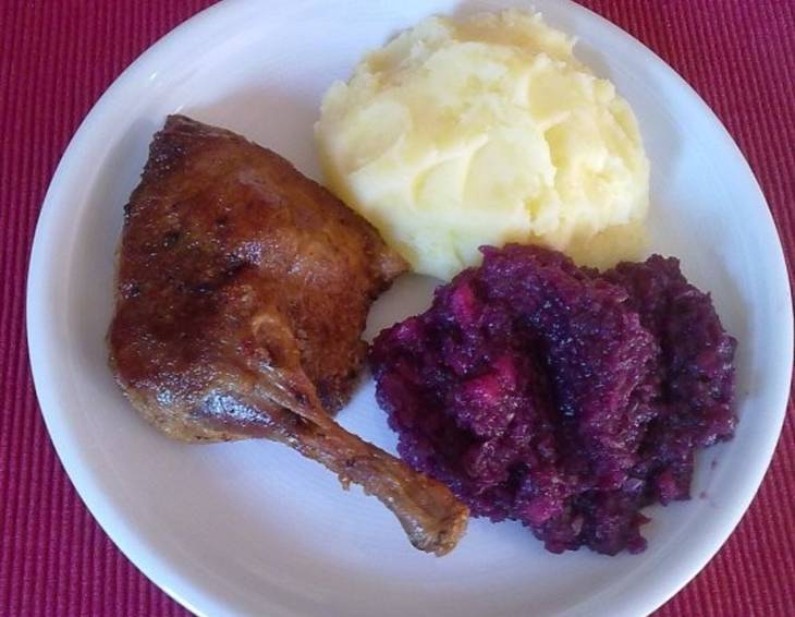 Gebratene Entenkeule mit Apfelrotkraut Gebratene Entenkeule mit Apfelrotkraut
