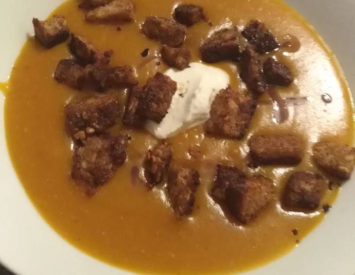 Kürbissuppe mit Käse-Croûtons Kürbissuppe mit Käse-Croûtons