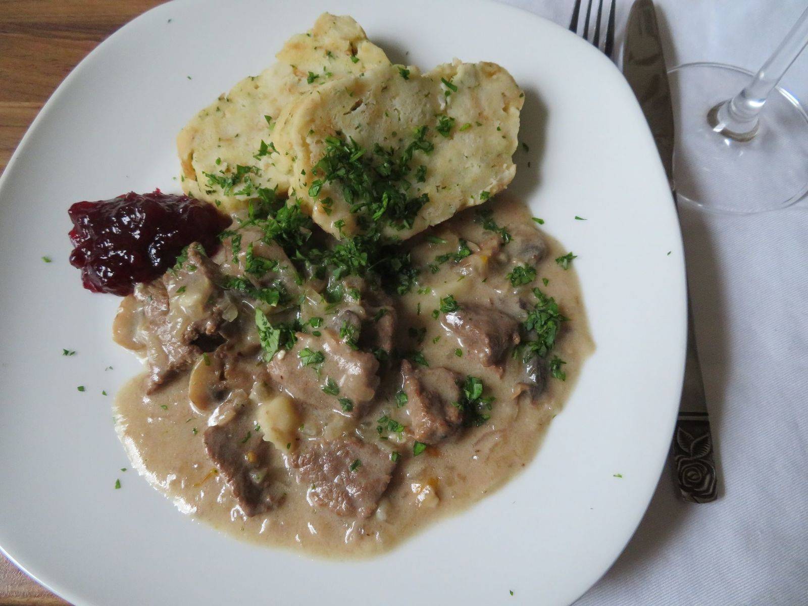 Jägerfleisch mit würziger Sauce