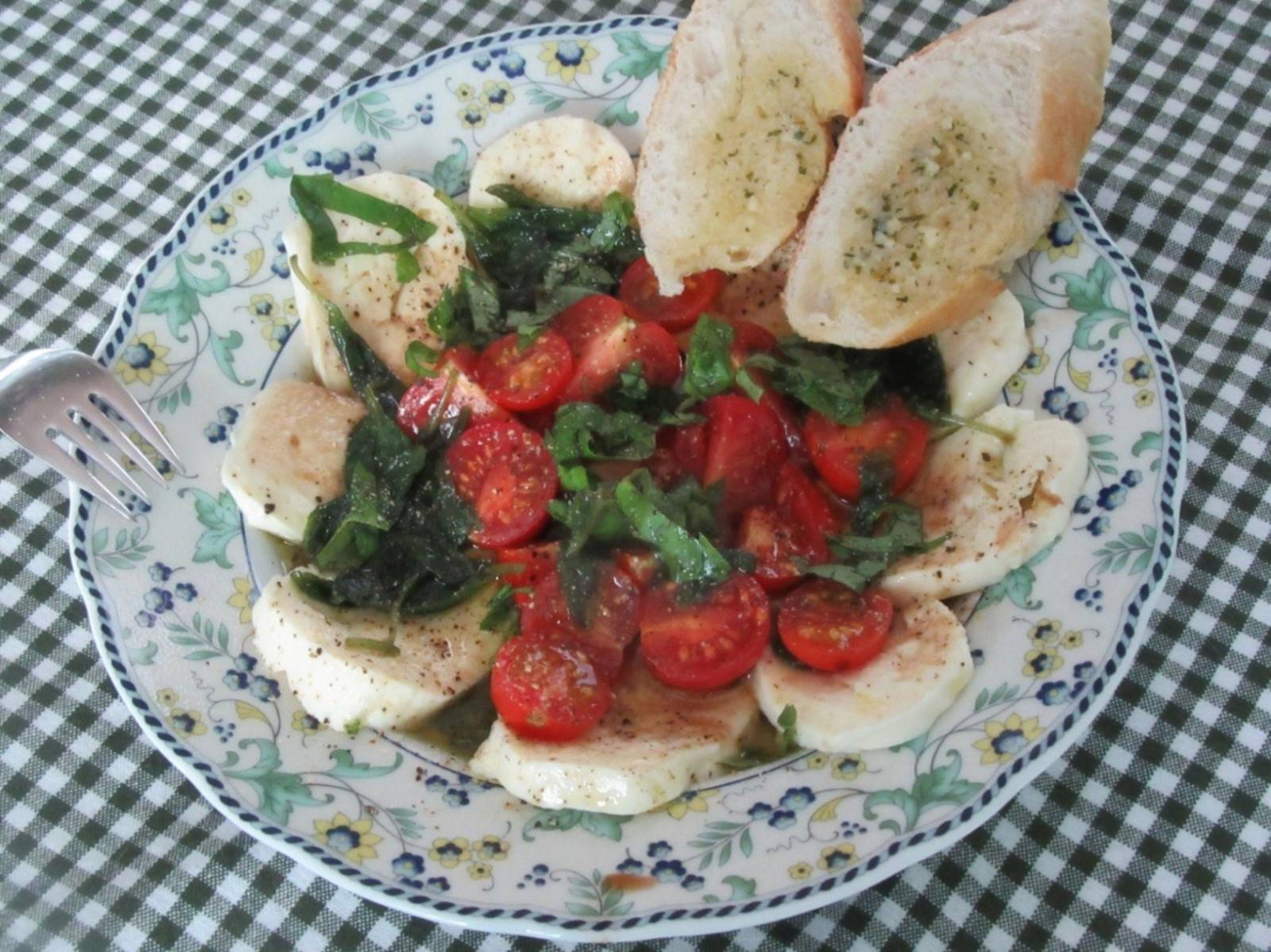 Mozzarella und Tomaten mit Olivenöl und Basilikum