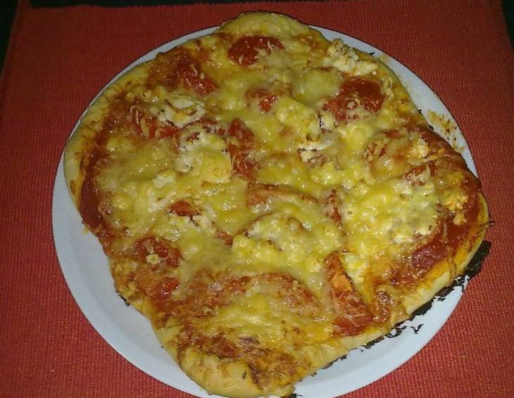 Tomaten-Käse-Pizza