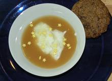 Schneenockerl in Apfelsuppe Schneenockerl in Apfelsuppe