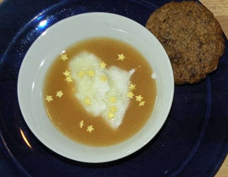 Schneenockerl in Apfelsuppe