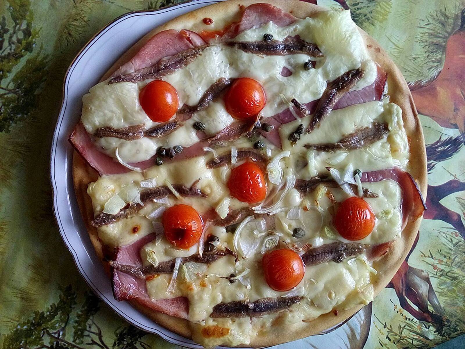 Pizza mit Knoblauch und Kapern