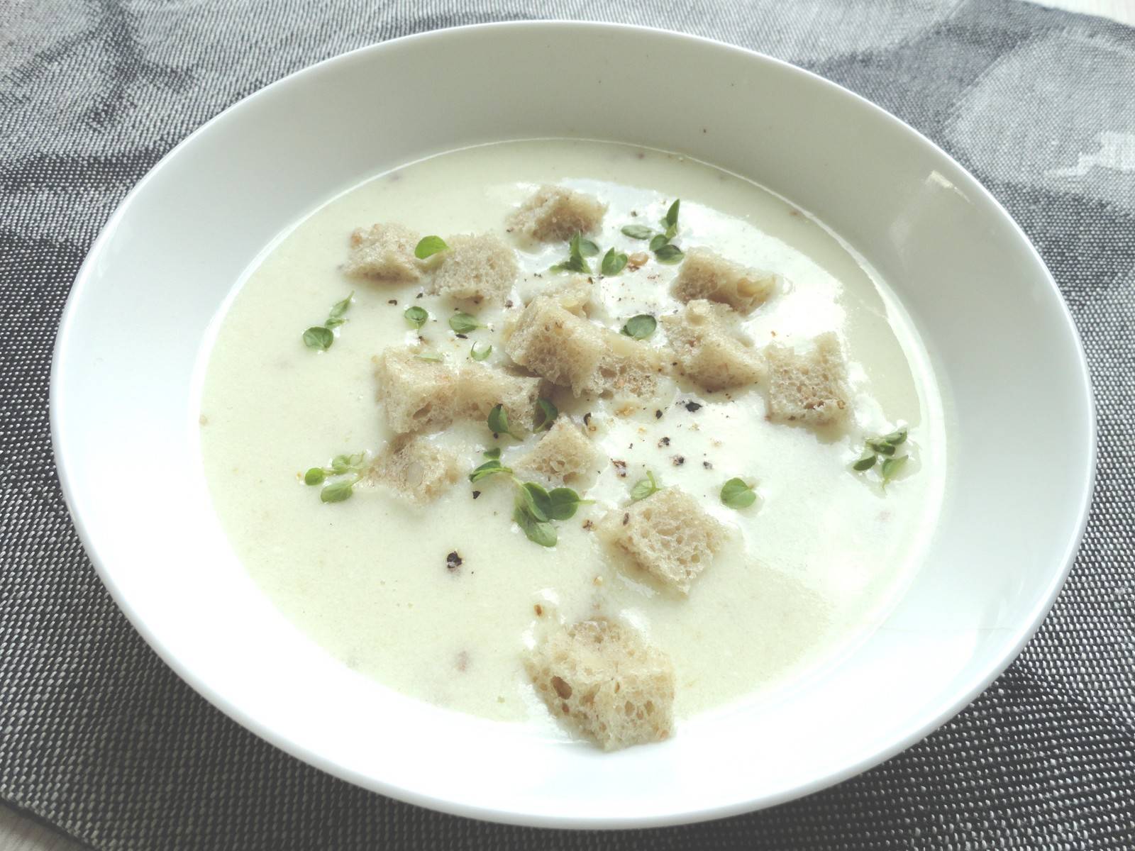 Buttermilchsuppe mit Kräuter und gerösteten Schwarzbrotwürferl Rezept ...