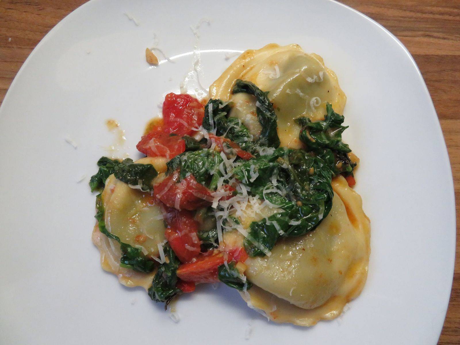Ricotta-Kasnudeln mit Tomaten-Spinat
