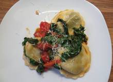 Ricotta-Kasnudeln mit Tomaten-Spinat Ricotta-Kasnudeln mit Tomaten-Spinat