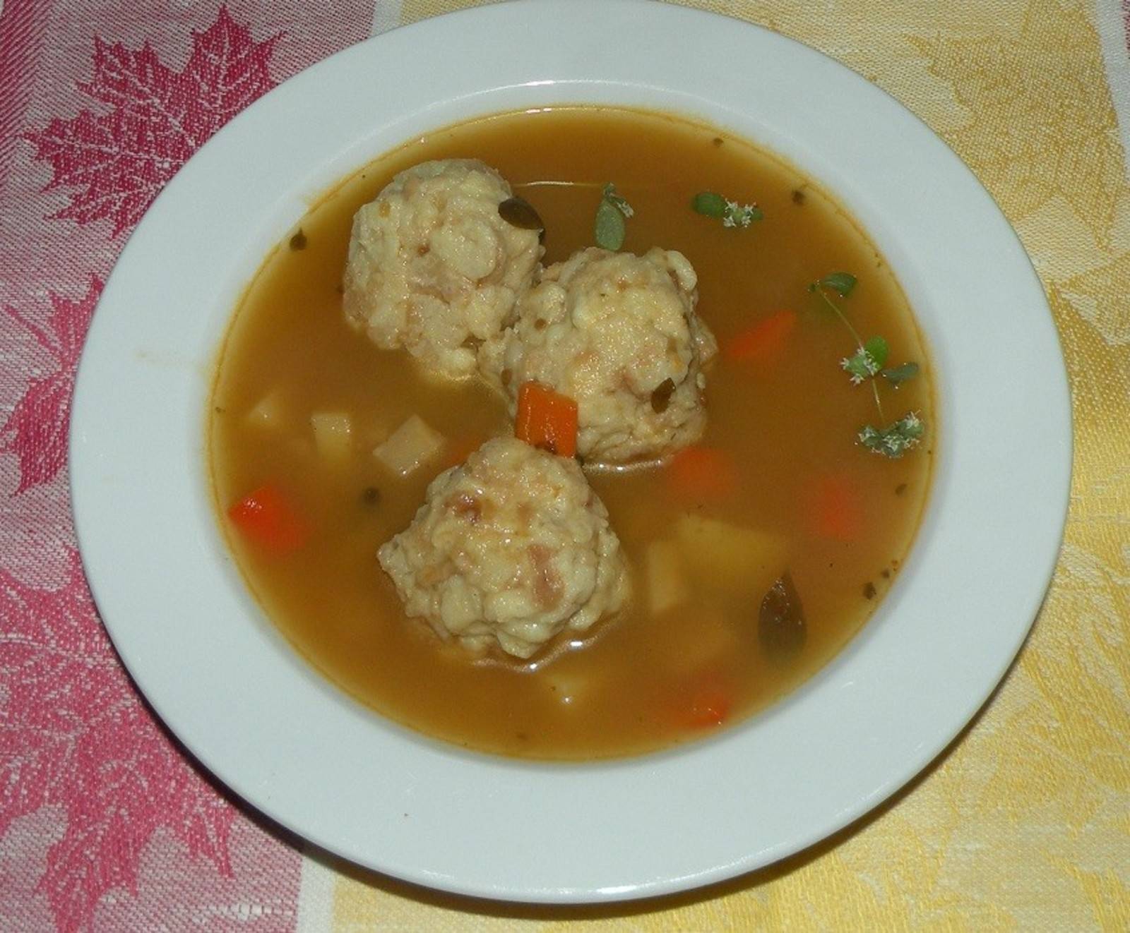 Original Südtiroler Speckknödelsuppe Rezept - ichkoche.de Original Südtiroler Speckknödelsuppe Rezept - ichkoche.de