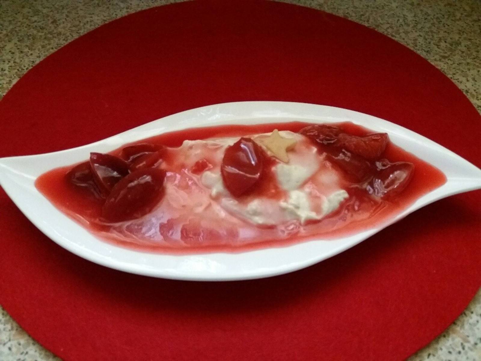 Marzipantopfen mit Zwetschkenkompott
