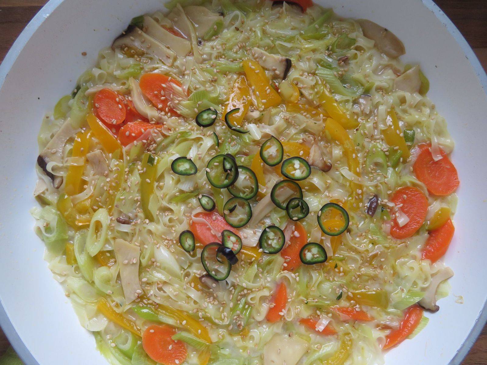 Gemüsewok mit Kräuterseitlingen und Nudeln Rezept - ichkoche.de