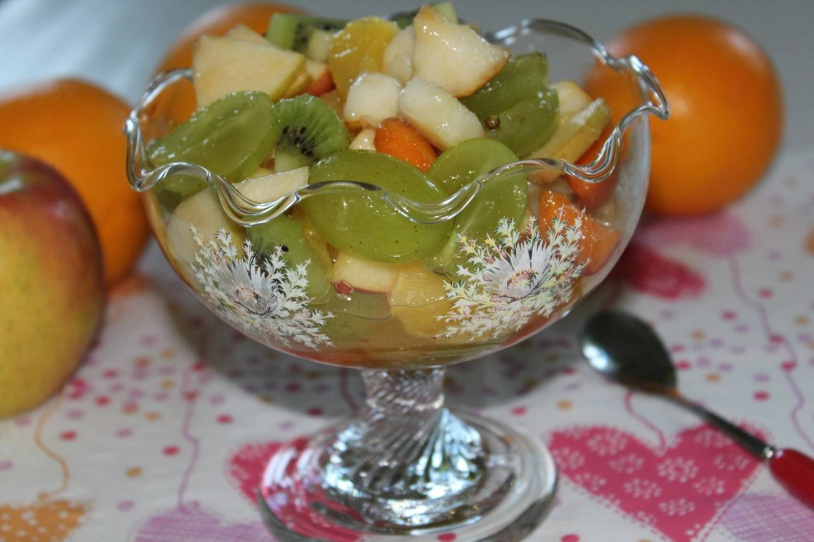 Obstsalat im Glas mit Eis und Butterkeksen Rezept - ichkoche.at