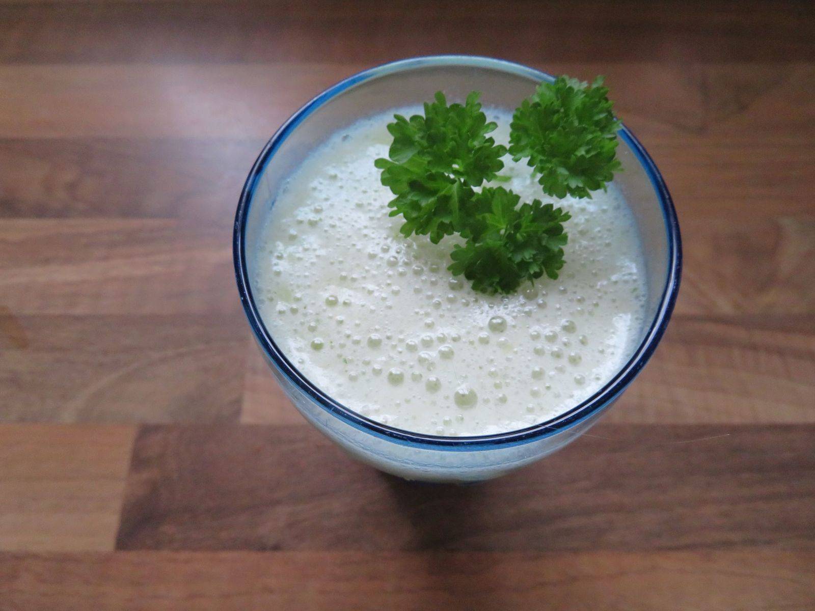 Bananen-Trauben-Petersilien-Smoothie