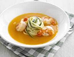 Kürbiscremesuppe mit weißem Sturm, Zucchininudeln und Garnelen Kürbiscremesuppe mit weißem Sturm, Zucchininudeln und Garnelen