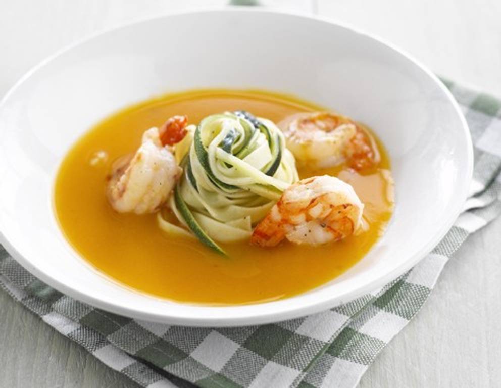 Kürbiscremesuppe mit weißem Sturm, Zucchininudeln und Garnelen Kürbiscremesuppe mit weißem Sturm, Zucchininudeln und Garnelen